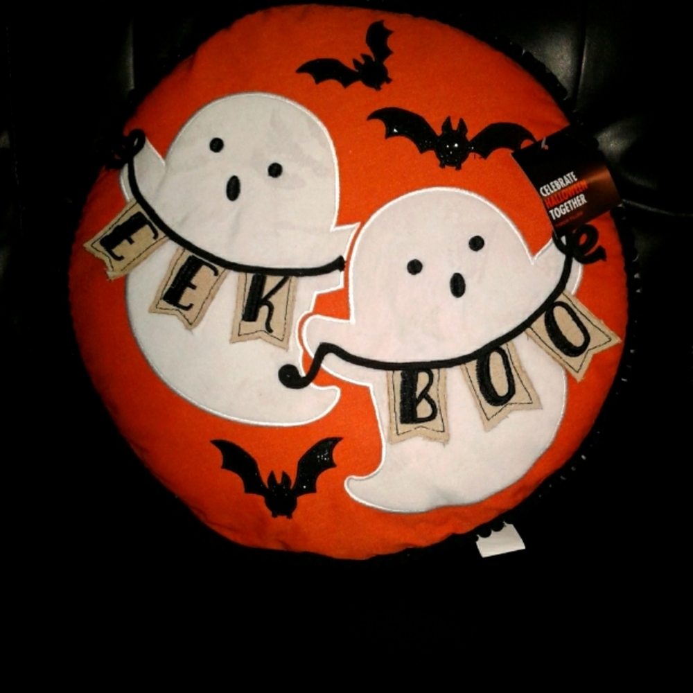 Throw pillow ghost